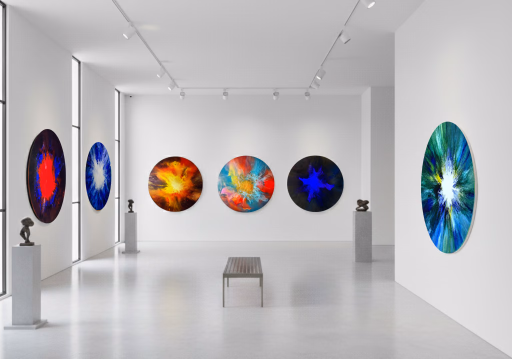 Cinq toiles rondes de Sarah Fenehari accrochées sur les murs blancs d’une galerie